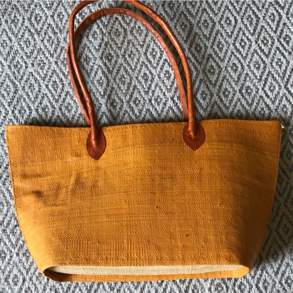 Beautiful straw Woven tote with leather handles. Perfect for summer. Tan/yellow - Picture 2 of 5